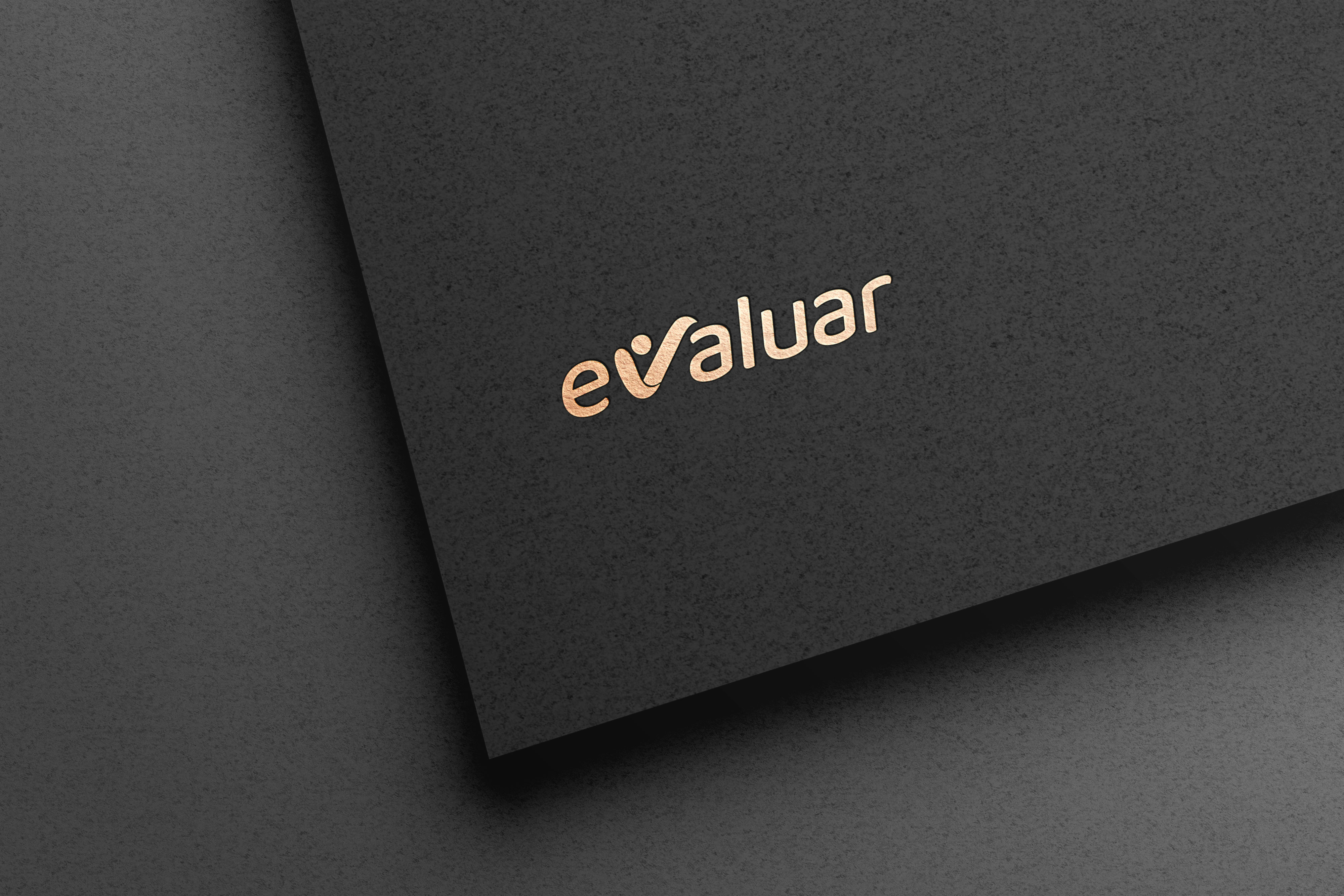 Rediseño del logotipo Evaluar aplicado sobre papel oscuro