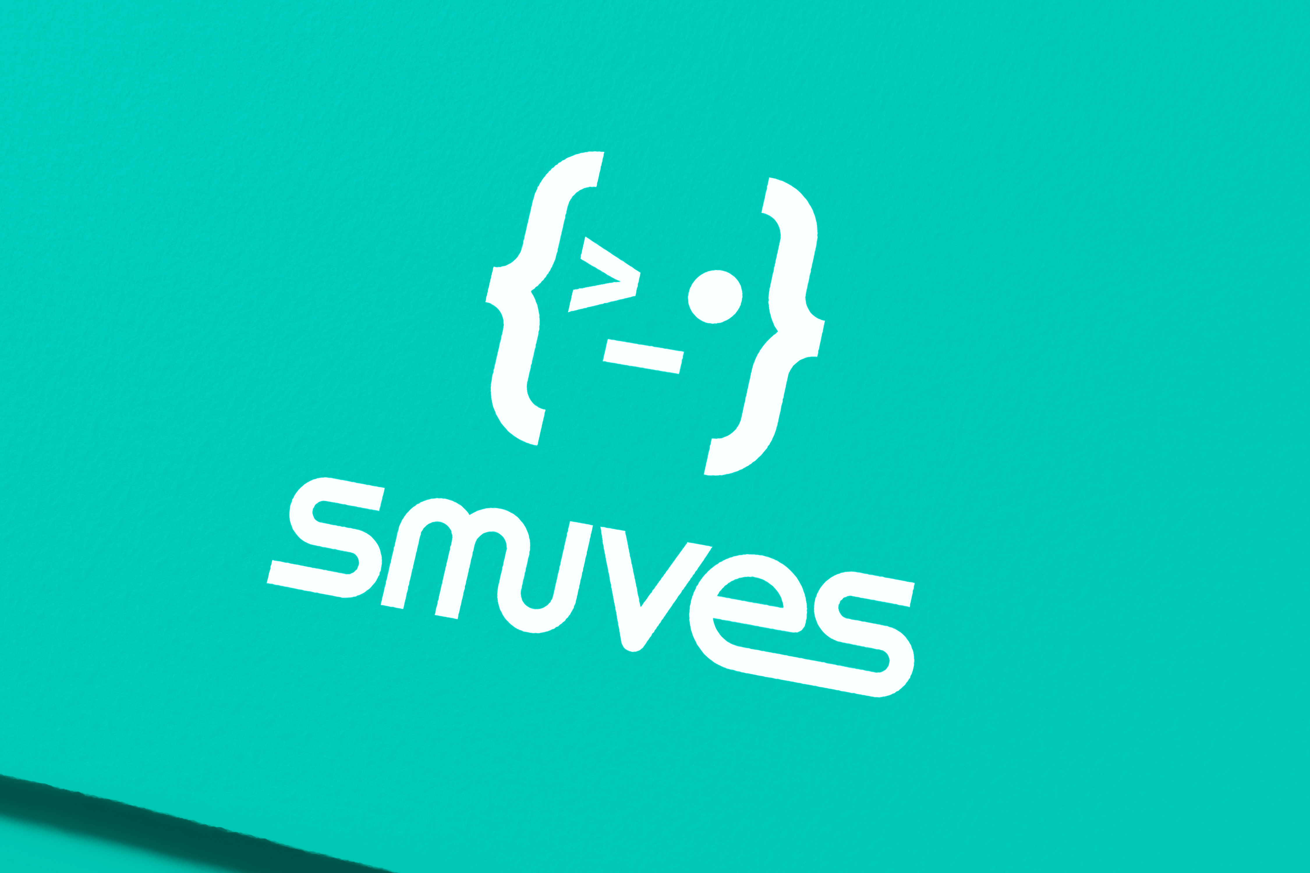 Logo Smuves aplicado sobre fondo verde